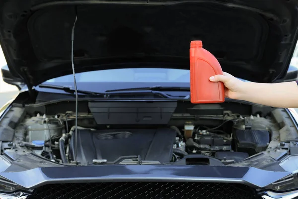 Man Håller Flaska Motorolja Nära Bilen Närbild Plats För Text — Stockfoto