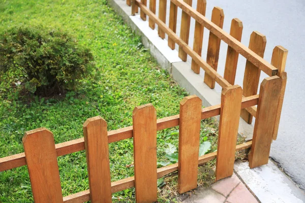 日当たりの良い屋外での小さな木製の柵 — ストック写真