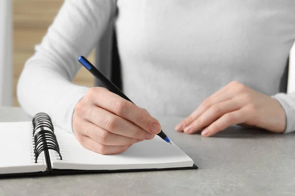 Frau Mit Stift Und Notizblock Grauen Tisch Nahaufnahme — Stockfoto