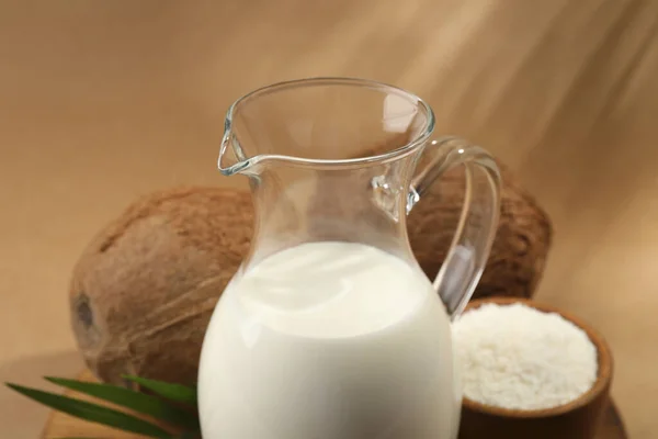 Glaskrug Mit Köstlicher Veganer Milch Der Nähe Von Kokosnüssen Auf — Stockfoto