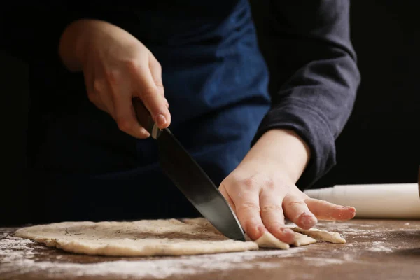 Frau Beim Teigschneiden Holztisch Nahaufnahme Grissini Kochen — Stockfoto