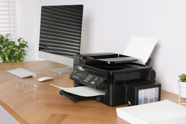 Impresora Moderna Con Papel Cerca Del Ordenador Mesa Madera Oficina — Foto de Stock
