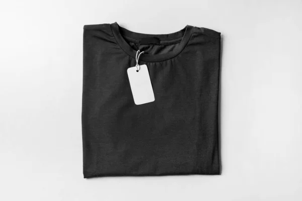 Stijlvol Zwart Shirt Met Label Witte Achtergrond Bovenaanzicht — Stockfoto