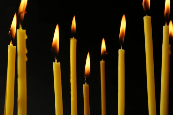 Vele Brandende Kerk Kaarsen Zwarte Achtergrond — Stockfoto