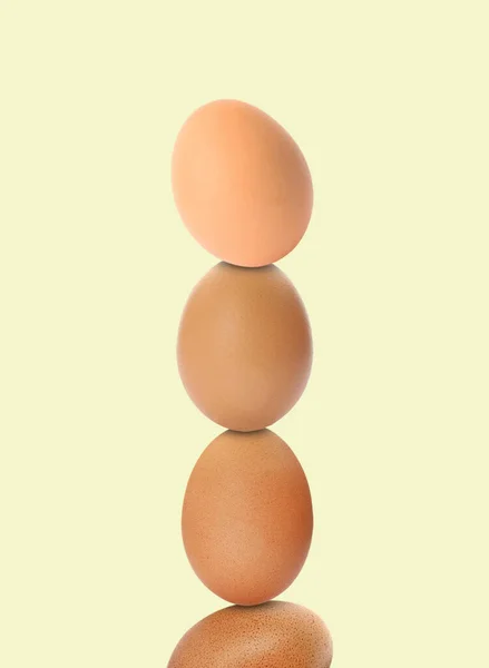 Ditumpuk Telur Ayam Segar Terhadap Latar Belakang Beige Cahaya — Stok Foto