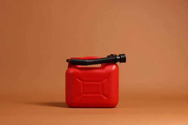 Nowy Czerwony Plastikowy Kanister Brązowym Tle — Zdjęcie stockowe