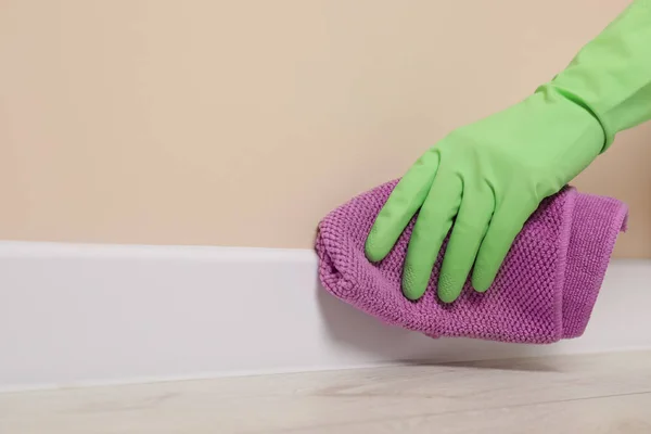 Kvinna Skyddshandske Rengöring Sockel Med Tvättlapp Inomhus Närbild Plats För — Stockfoto