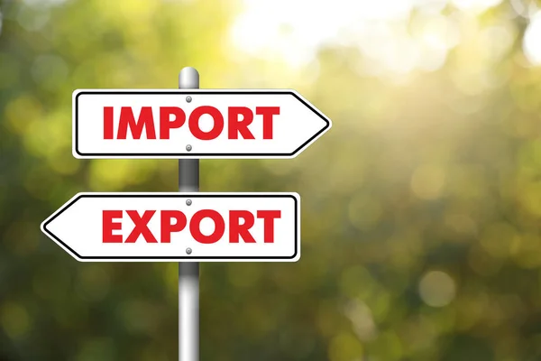 Sinal Estrada Com Importação Exportação Palavras Setas Apontando Direções Opostas — Fotografia de Stock