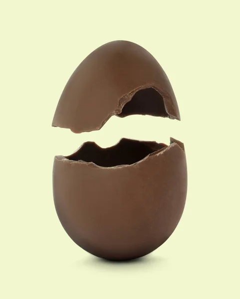 Σπασμένο Αυγό Σοκολάτας Γάλακτος Ελαφρύ Φόντο — Φωτογραφία Αρχείου