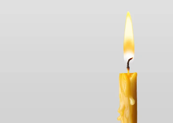 Сжигание Церковной Свечи Светлом Фоне Пространство Текста — стоковое фото