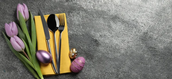 Besteckset Ostereier Und Tulpen Auf Grauem Tisch Draufsicht Bannerdesign Mit — Stockfoto