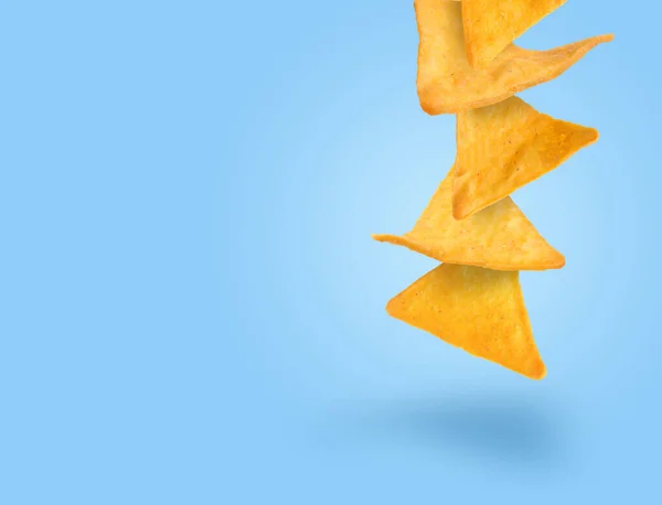 Smaczne Chipsy Tortilla Spadające Jasnoniebieskie Tło Miejsce Tekst — Zdjęcie stockowe