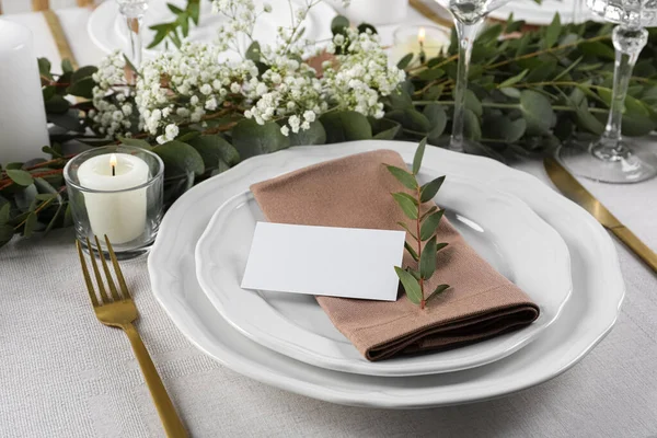 Configuração Mesa Luxo Com Bela Decoração Cartão Branco Jantar Festivo — Fotografia de Stock