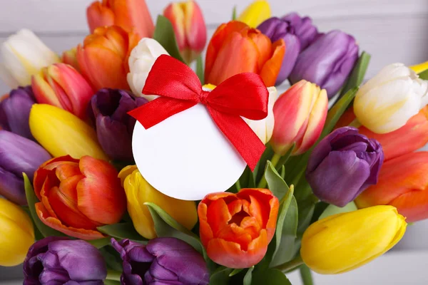 Букет Красивих Різнокольорових Тюльпанів Порожньою Листівкою Білому Дерев Яному Тлі — стокове фото