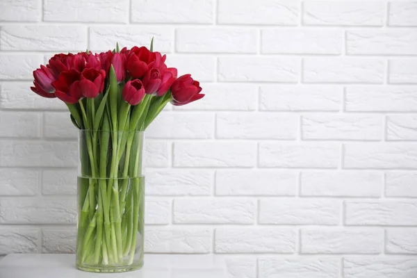 Букет Красивых Тюльпанов Стеклянной Вазе Белом Столе Помещении Пространство Текста — стоковое фото