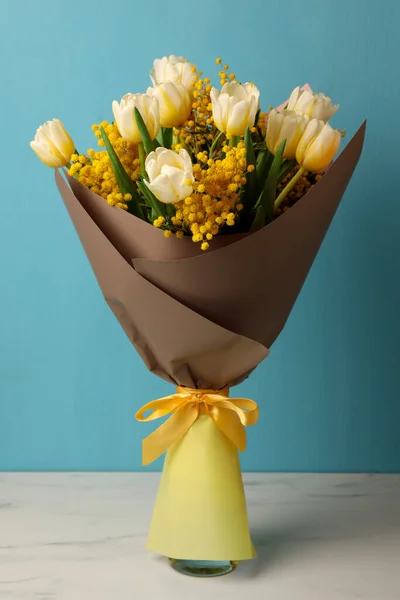 대리석 테이블에 아름다운 꽃다발을 이루고 — 스톡 사진