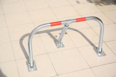 Dışarıdaki kaldırımda metal kanatlı park engeli.