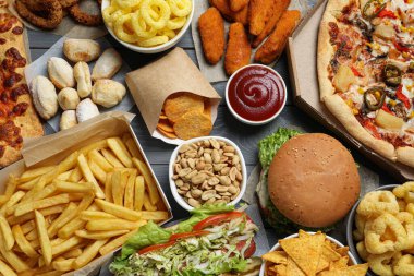 Patates kızartması, patates kızartması. Gri ahşap masada diğer fast food 'lar.