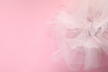 Pembe arka planda güzel tül kumaş, üst manzara. Metin için boşluk