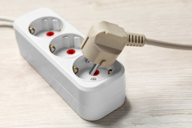 Elektrik prizi takılı uzatma kablosu, yakın plan. Elektrikçi ekipmanı.