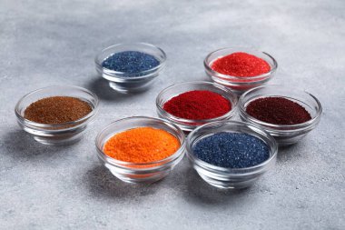 Açık gri masada farklı besin renkleri