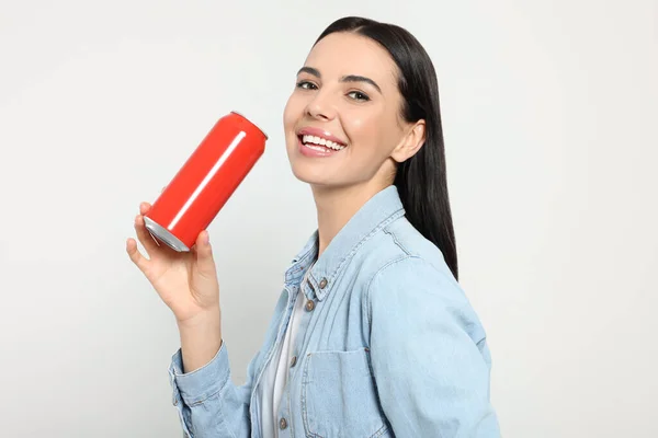 Hermosa Mujer Feliz Sosteniendo Lata Bebida Roja Sobre Fondo Gris — Foto de Stock
