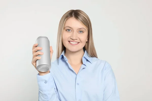 Schöne Glückliche Frau Hält Getränkedose Auf Hellem Hintergrund — Stockfoto