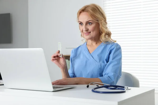 Läkare Med Laptopkonsult Kliniken Onlinemedicinskt Koncept — Stockfoto