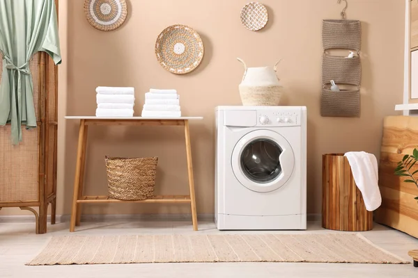 モダンな洗濯機付きのスタイリッシュなランドリールーム インテリアデザイン — ストック写真