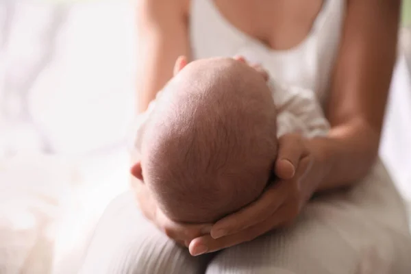 Mãe Segurando Bebê Recém Nascido Dentro Casa Foco Cabeça — Fotografia de Stock