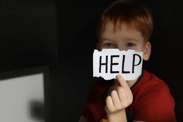 Kleiner Junge Hält Zettel Mit Wort Hilfe Unter Tisch Nahaufnahme — Stockfoto