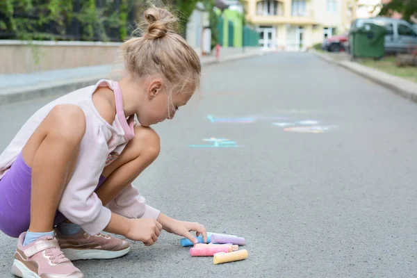 Kleines Kind Mit Kreidestücken Auf Asphalt Freien Platz Für Text — Stockfoto