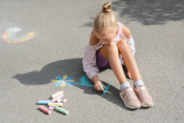 Little Child Drawing Flower Chalk Asphalt — Stockfoto