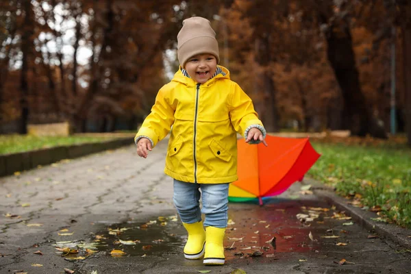 Милая Маленькая Девочка Гуляет Луже Рядом Красочным Зонтиком Открытом Воздухе — стоковое фото