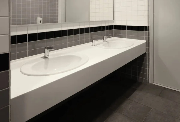 Public Toilet Interior Sinks Mirror — Zdjęcie stockowe