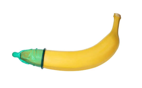 白で隔離されたコンドームを持つバナナ 安全なセックスの概念 — ストック写真