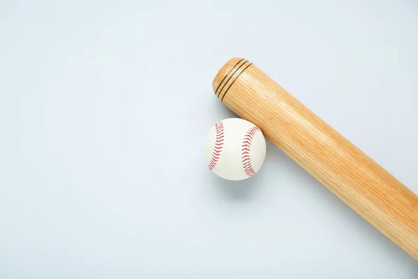 Drewniany Kij Baseballowy Piłka Jasnoszarym Tle Płaski Leżał Miejsce Tekst — Zdjęcie stockowe