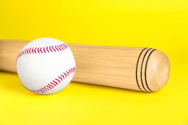 Drewniany Kij Baseballowy Piłka Żółtym Tle Zbliżenie Sprzęt Sportowy — Zdjęcie stockowe