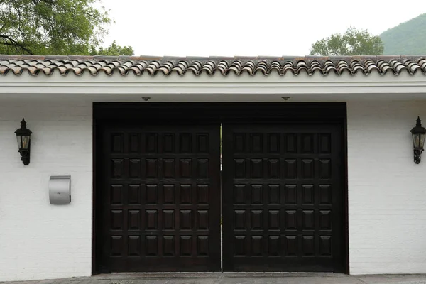 Pared Blanca Con Bonitas Puertas Negras Diseño Exterior —  Fotos de Stock