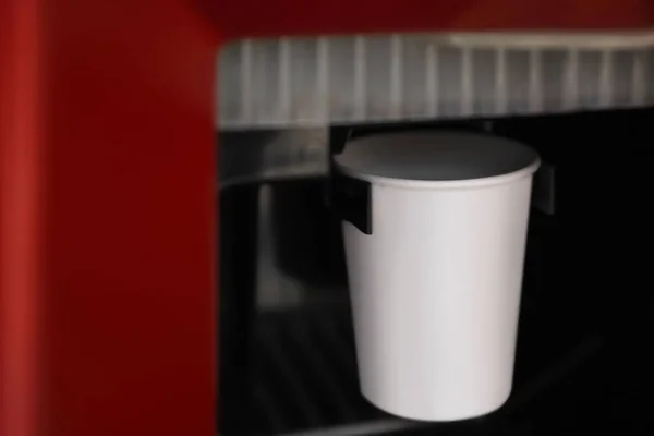 Бумажная Чашка Кофе Торговом Автомате Крупный План — стоковое фото