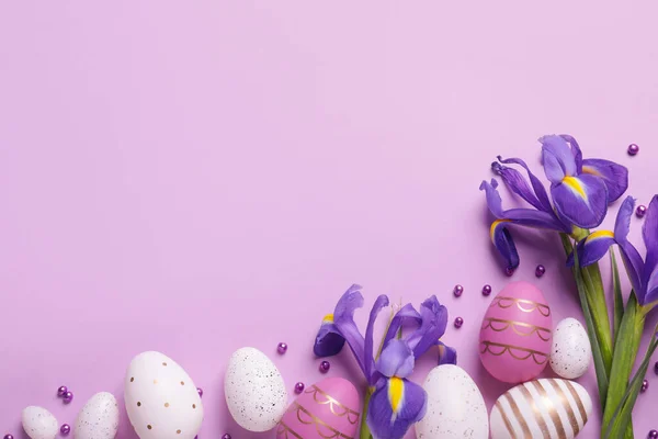Composição Colocação Plana Com Ovos Páscoa Festivamente Decorados Flores Íris — Fotografia de Stock