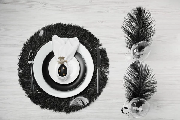 Świąteczny Stół Króliczymi Uszami Wykonany Czarnego Jajka Serwetki Płaskie Układanki — Zdjęcie stockowe