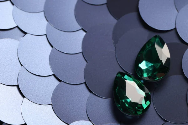 Lindas Pedras Preciosas Verdes Para Jóias Tecido Lantejoulas Acima Vista — Fotografia de Stock