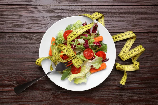 Plate Fresh Vegetable Salad Fork Measuring Tape Wooden Table Flat — Stock Photo, Image