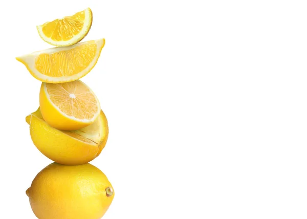Укладка Вырезать Целые Лимоны Белом Фоне — стоковое фото