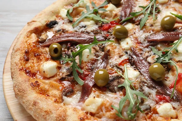Lekkere Pizza Met Ansjovis Arugula Olijven Grijze Houten Tafel Close — Stockfoto