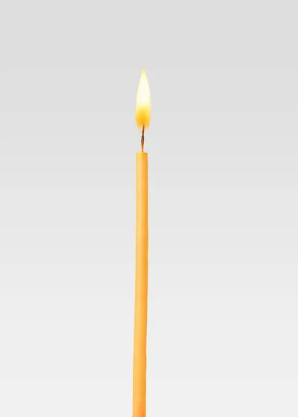 Одна Горящая Церковная Свеча Светлом Фоне — стоковое фото
