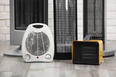 Odada farklı modern elektrikli ısıtıcılar var.