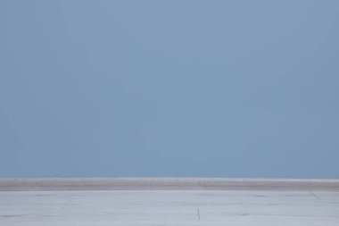 Temiz boş odada güzel açık mavi bir duvar.