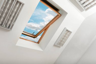 Tavan arası penceresini tavan arasında eğimli tavanda aç, alçak açı görünümü
